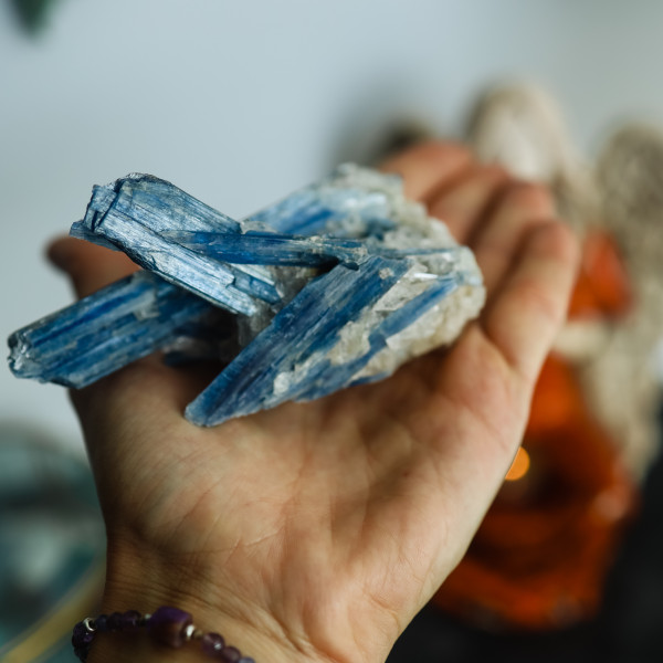 Kyanit- niezwykły okaz/średnia bryła