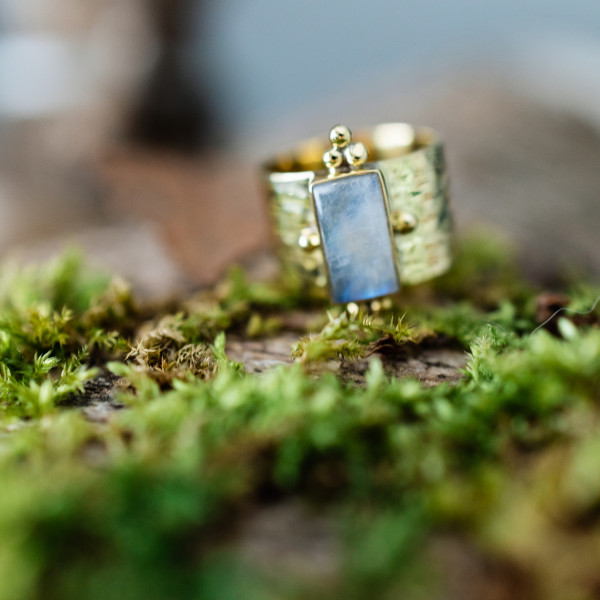 Pierścionek z podłużnym kamieniem księżycowym 2