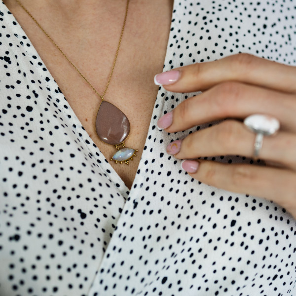 Naszyjnik z Różowym i Tęczowym Kamieniem Księżycowym