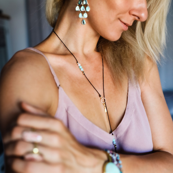 Długi naszyjnik kobiecości i bransoletka w jednym