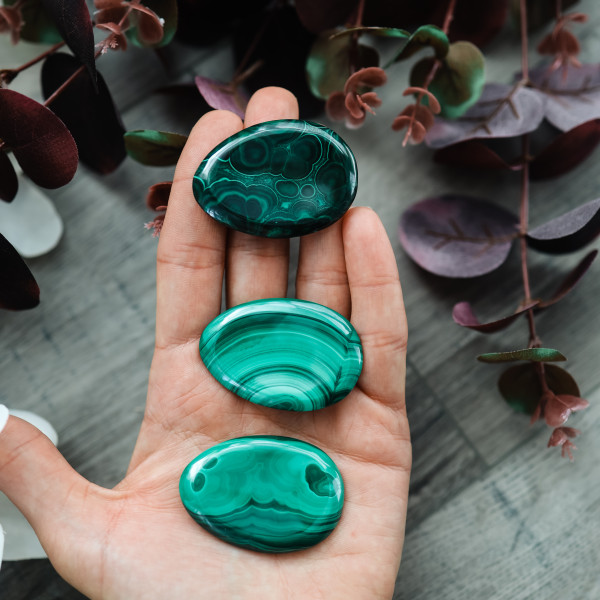 Malachit polerowany w kształcie jajeczka
