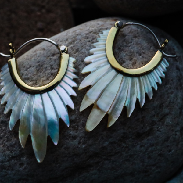 Kolczyki z delikatnej muszli w kształcie anielskich skrzydeł